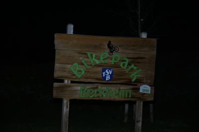 Esslingen: Huettenbrand beim Bike Park Berkheim- Lagerfeuer daneben unbeaufsichtigt